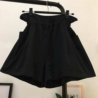 Alkalmi női rövidnadrág nyakkendővel és zsebbel