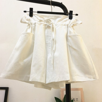 Alkalmi női rövidnadrág nyakkendővel és zsebbel