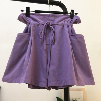 Alkalmi női rövidnadrág nyakkendővel és zsebbel