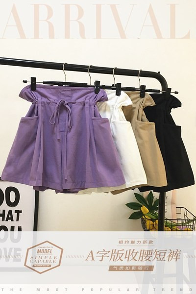 Alkalmi női rövidnadrág nyakkendővel és zsebbel