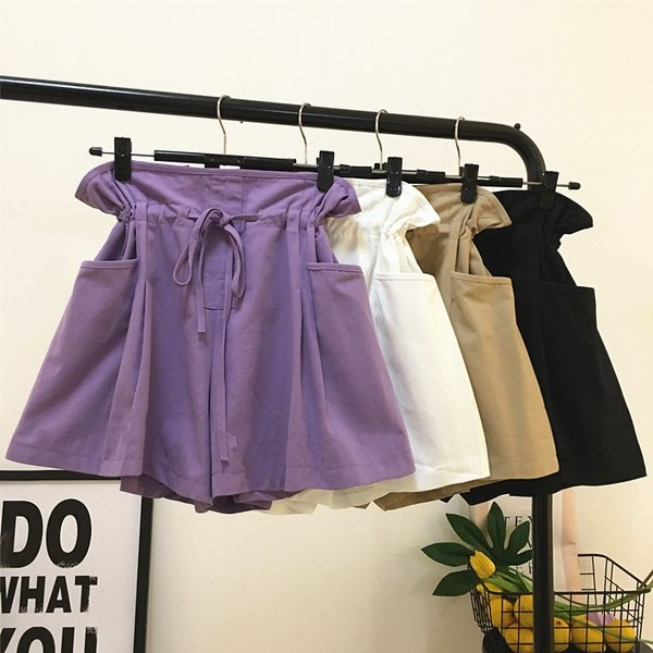 Alkalmi női rövidnadrág nyakkendővel és zsebbel