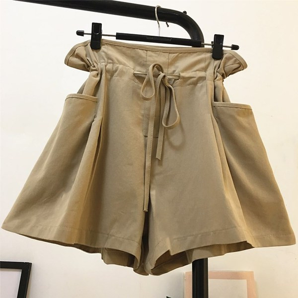 Alkalmi női rövidnadrág nyakkendővel és zsebbel