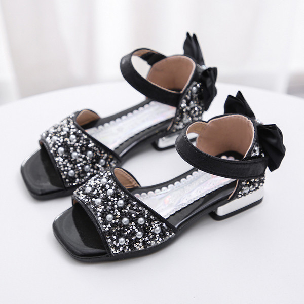 Modern gyerekszandál szalaggal, kövekkel és gyöngyökkel