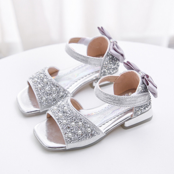 Modern gyerekszandál szalaggal, kövekkel és gyöngyökkel