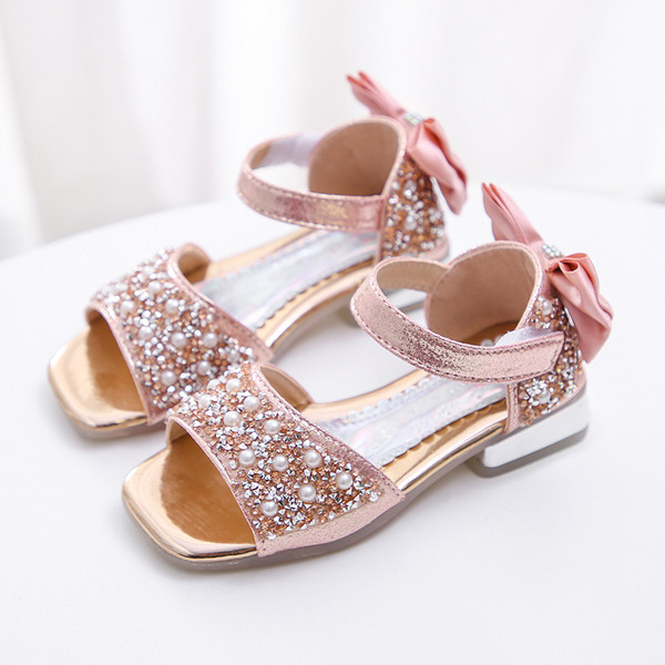 Modern gyerekszandál szalaggal, kövekkel és gyöngyökkel