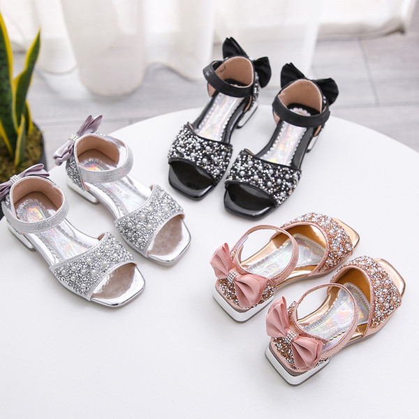 Modern gyerekszandál szalaggal, kövekkel és gyöngyökkel