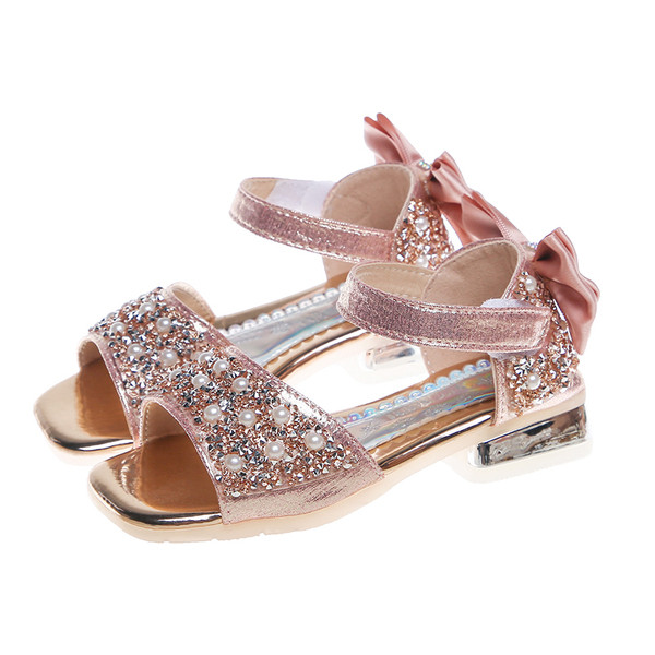 Modern gyerekszandál szalaggal, kövekkel és gyöngyökkel