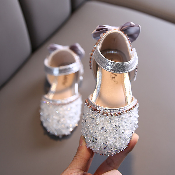 NOVI model dječjih sandala sa sjajnim efektom i trakom