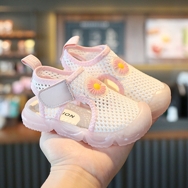 Alkalmi gyerekszandál hímzéssel és folttal