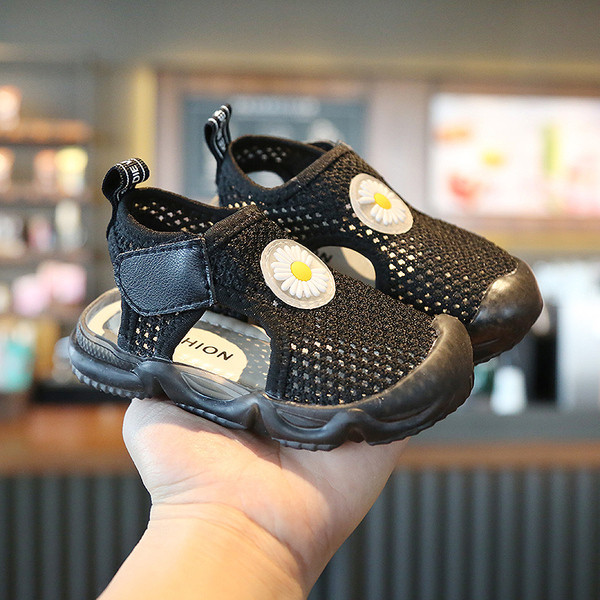 Alkalmi gyerekszandál hímzéssel és folttal