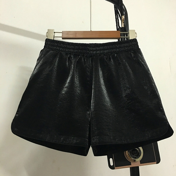 Női rövidnadrág elasztikus derékkal, különböző színekben