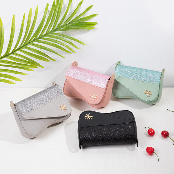 Νέο μοντέλο γυναικεία τσάντα μικρό μεγέθου με μεταλλικό στοιχείο και γυαλιστερή επίδραση