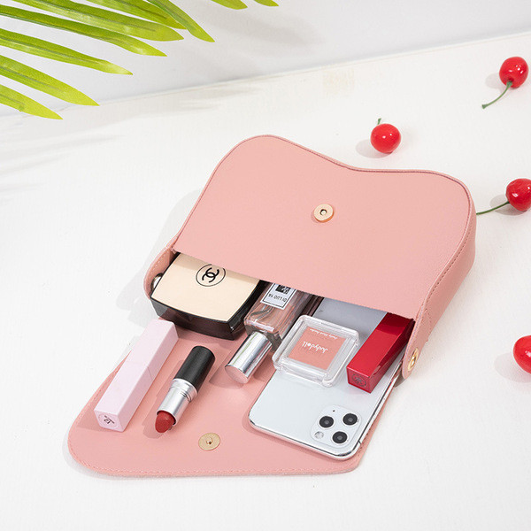 Νέο μοντέλο γυναικεία τσάντα μικρό μεγέθου με μεταλλικό στοιχείο και γυαλιστερή επίδραση