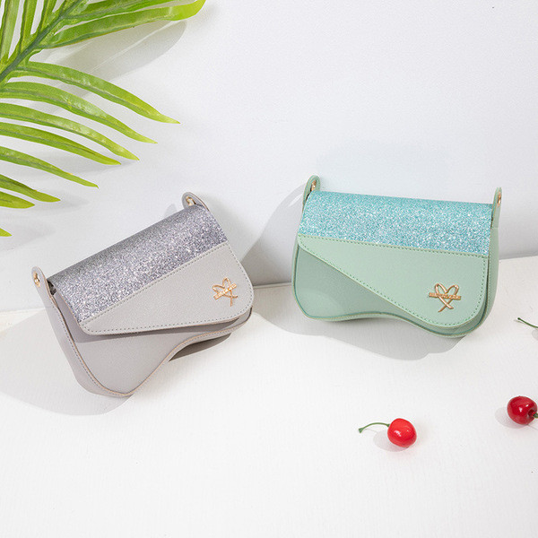 Νέο μοντέλο γυναικεία τσάντα μικρό μεγέθου με μεταλλικό στοιχείο και γυαλιστερή επίδραση