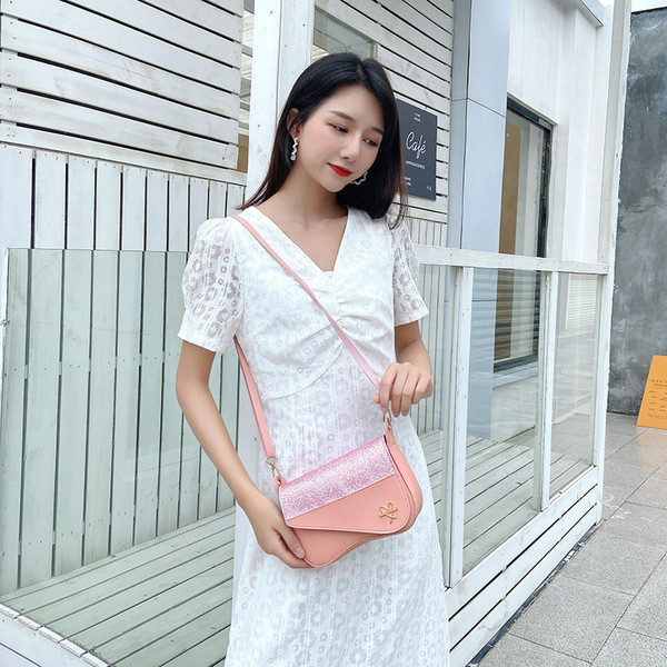 Νέο μοντέλο γυναικεία τσάντα μικρό μεγέθου με μεταλλικό στοιχείο και γυαλιστερή επίδραση