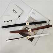 Öko bőrből készült vékony női öv margarétával