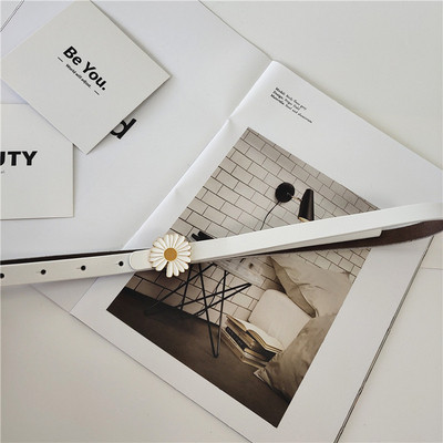 Öko bőrből készült vékony női öv margarétával