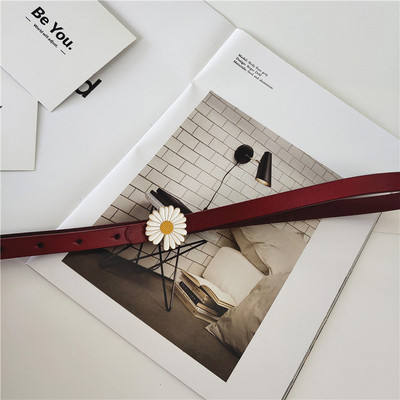 Öko bőrből készült vékony női öv margarétával