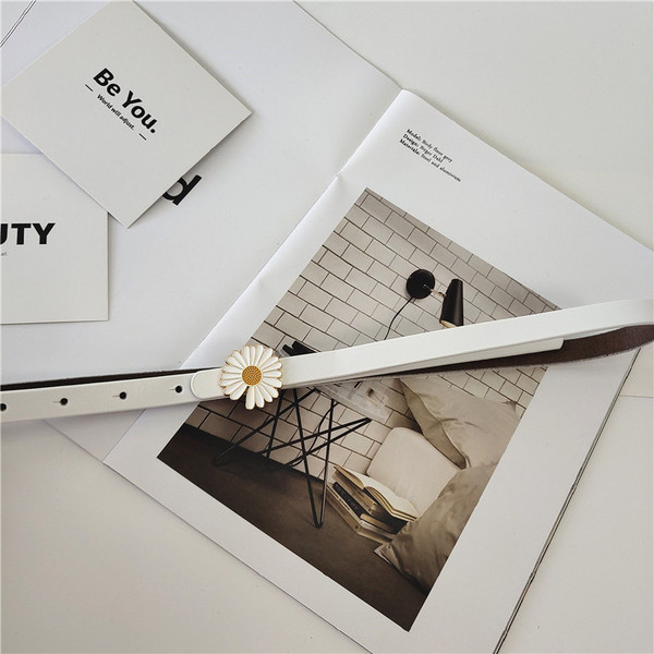 Öko bőrből készült vékony női öv margarétával