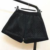 Ženske ležerne kratke hlače s elastičnim strukom u crnoj boji