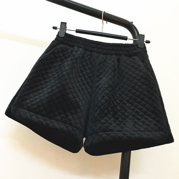 Ženske ležerne kratke hlače s elastičnim strukom u crnoj boji