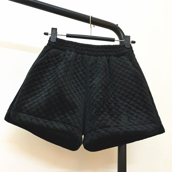 Ženske ležerne kratke hlače s elastičnim strukom u crnoj boji