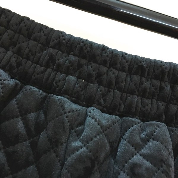 Ženske ležerne kratke hlače s elastičnim strukom u crnoj boji