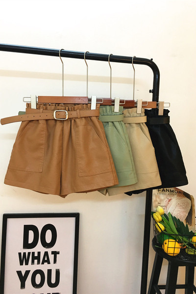 Női alkalmi bőrnadrág magas derékkal és övvel