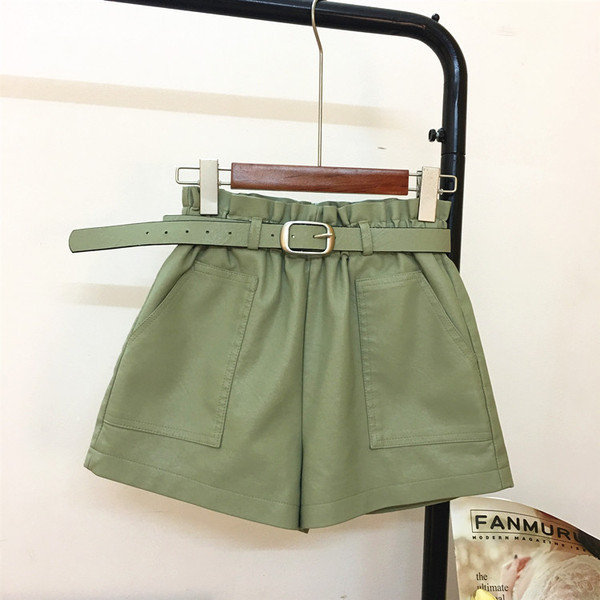 Női alkalmi bőrnadrág magas derékkal és övvel