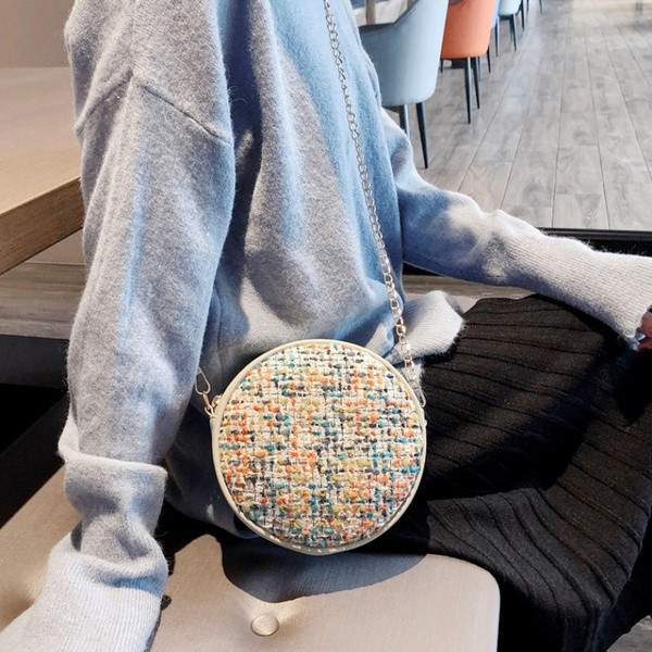 Új modell kis női táska fém lánccal, kerek formában