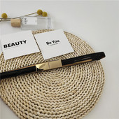 Vékony női lakkbőr öv fém elemmel - fekete színű