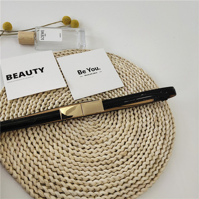 Vékony női lakkbőr öv fém elemmel - fekete színű