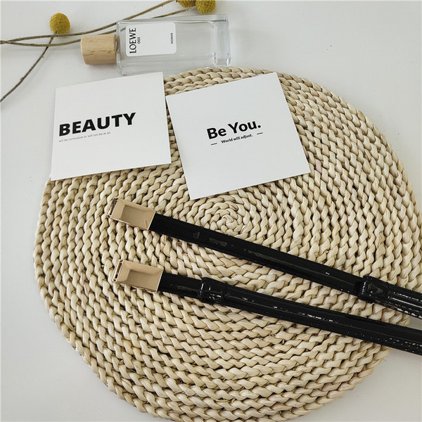 Vékony női lakkbőr öv fém elemmel - fekete színű