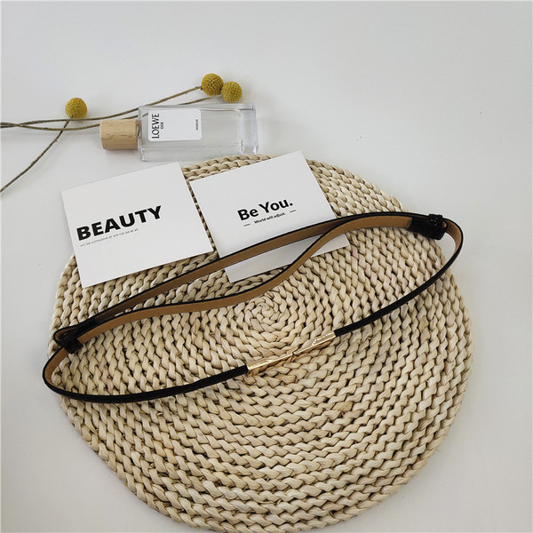 Vékony női lakkbőr öv fém elemmel - fekete színű