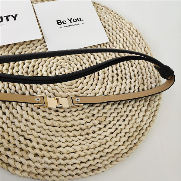 Vékony női lakkbőr öv fém elemmel - fekete színű