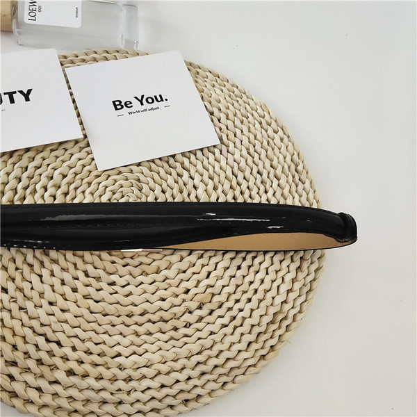 Vékony női lakkbőr öv fém elemmel - fekete színű