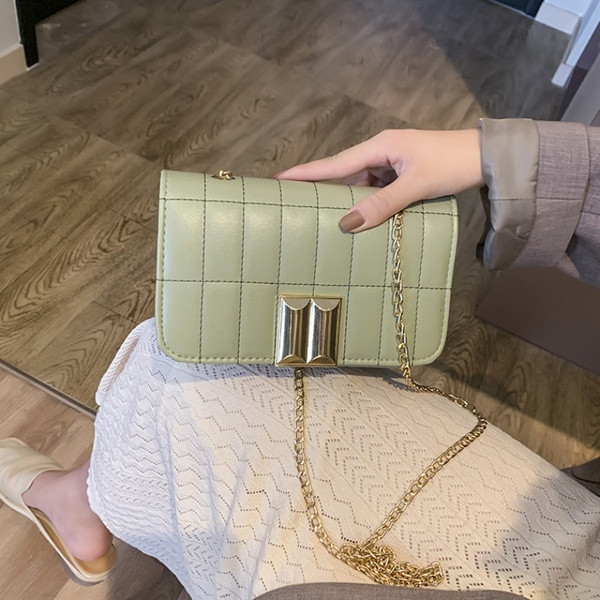 Novi model ženske torbe od eko kože sa metalnim lancem