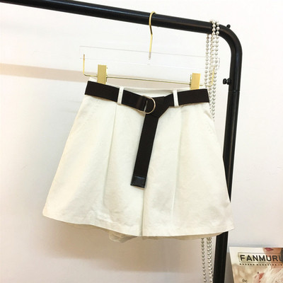 Къси дамски панталони изчистен модел с колан