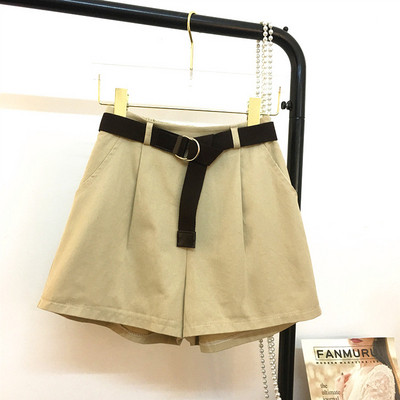 Къси дамски панталони изчистен модел с колан