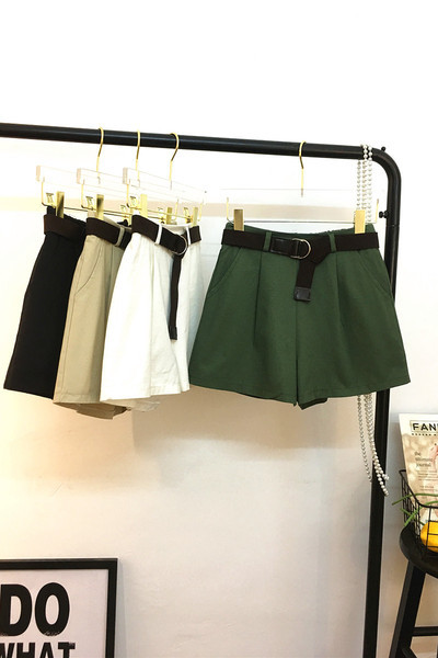 Къси дамски панталони изчистен модел с колан