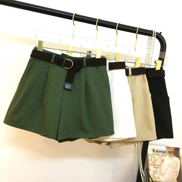 Къси дамски панталони изчистен модел с колан