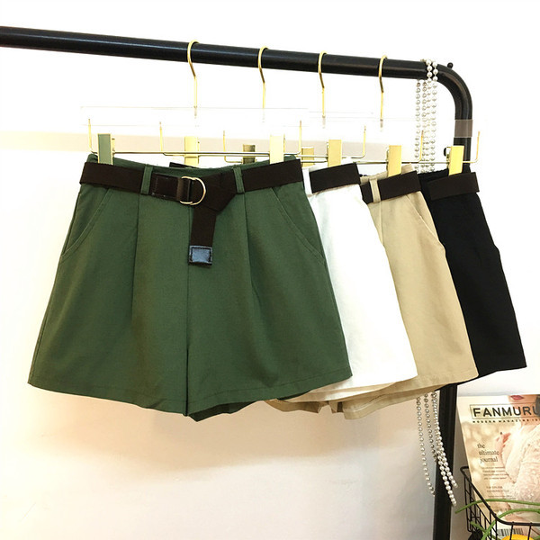 Къси дамски панталони изчистен модел с колан