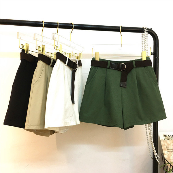 Къси дамски панталони изчистен модел с колан