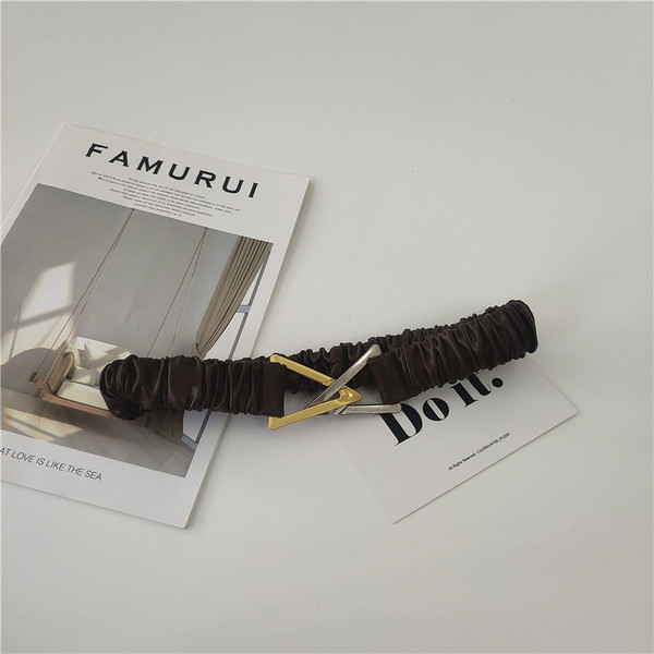 Elasztikus női öv fém háromszöggel