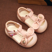 Modern gyerekszandál szalaggal, szalaggal és fém elemmel