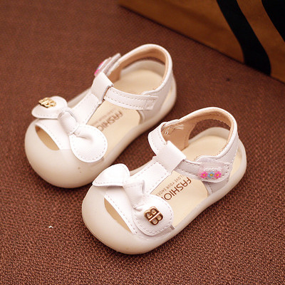 Modern gyerekszandál szalaggal, szalaggal és fém elemmel