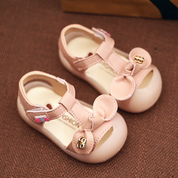 Modern gyerekszandál szalaggal, szalaggal és fém elemmel