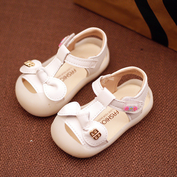 Modern gyerekszandál szalaggal, szalaggal és fém elemmel