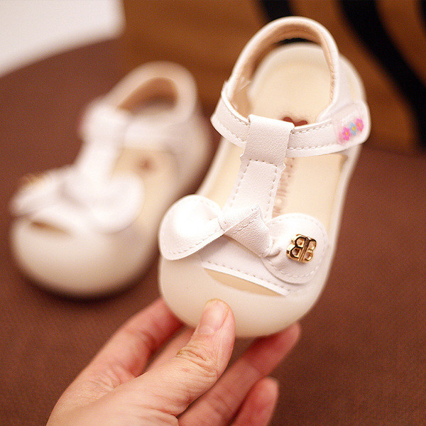 Modern gyerekszandál szalaggal, szalaggal és fém elemmel