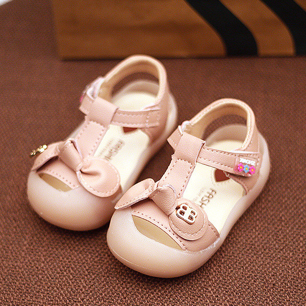 Modern gyerekszandál szalaggal, szalaggal és fém elemmel